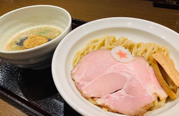 北名古屋にて営業を行っているつけ麺が評判のお店は太麺を使用しております